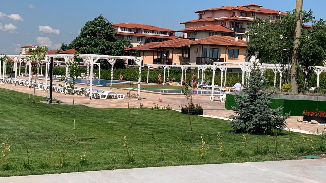 Apartcomplex Chateau Aheloy Exterior photo