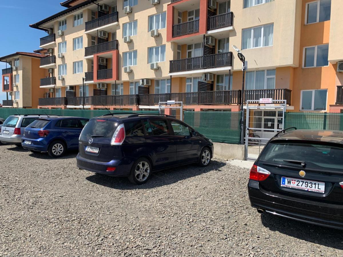 Apartcomplex Chateau Aheloy Exterior photo