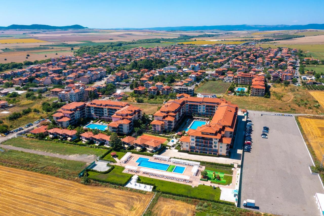 Apartcomplex Chateau Aheloy Exterior photo