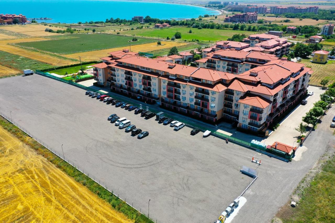 Apartcomplex Chateau Aheloy Exterior photo