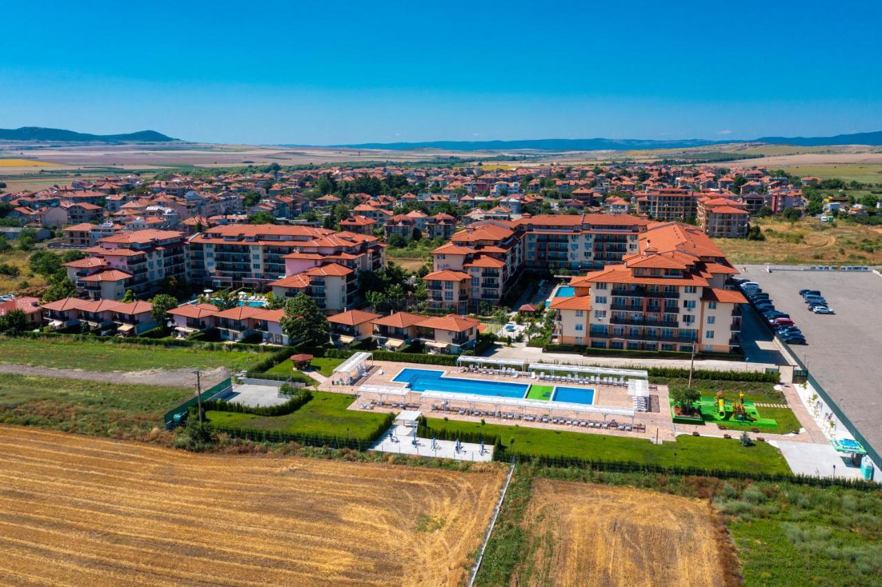 Apartcomplex Chateau Aheloy Exterior photo