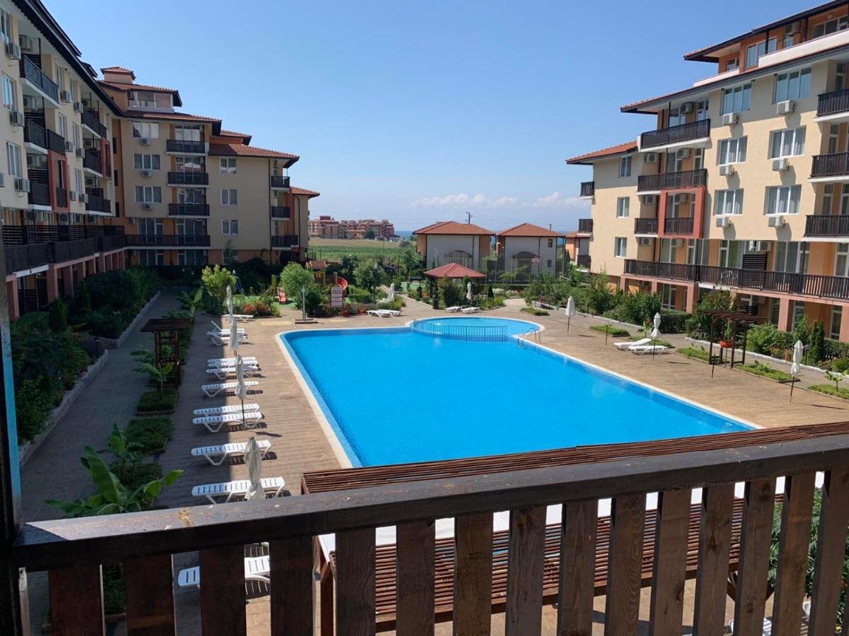 Apartcomplex Chateau Aheloy Exterior photo