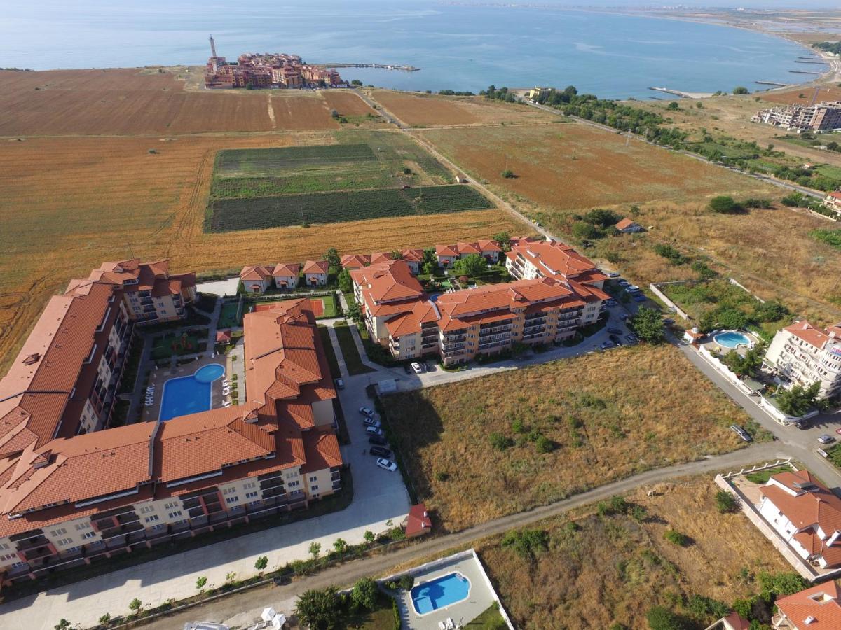 Apartcomplex Chateau Aheloy Exterior photo