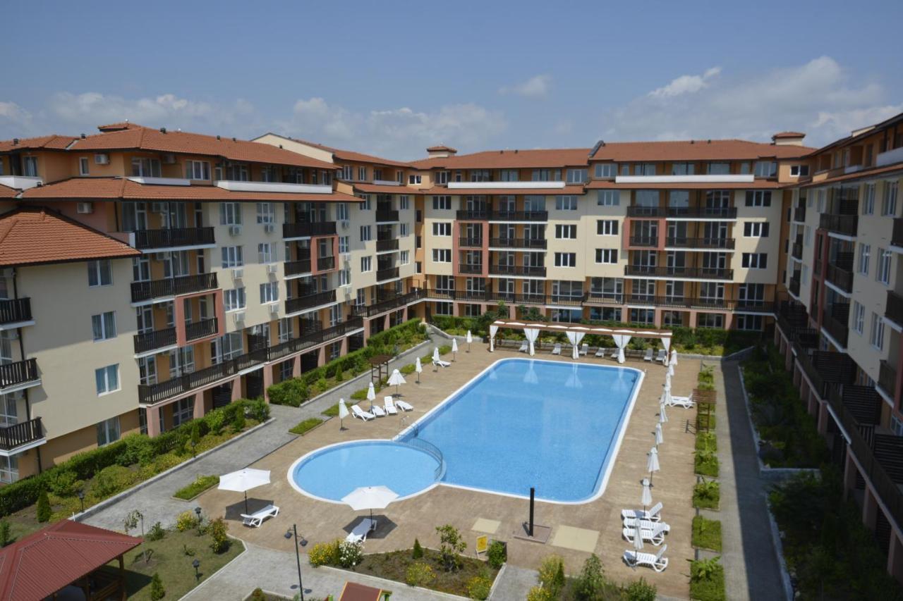 Apartcomplex Chateau Aheloy Exterior photo