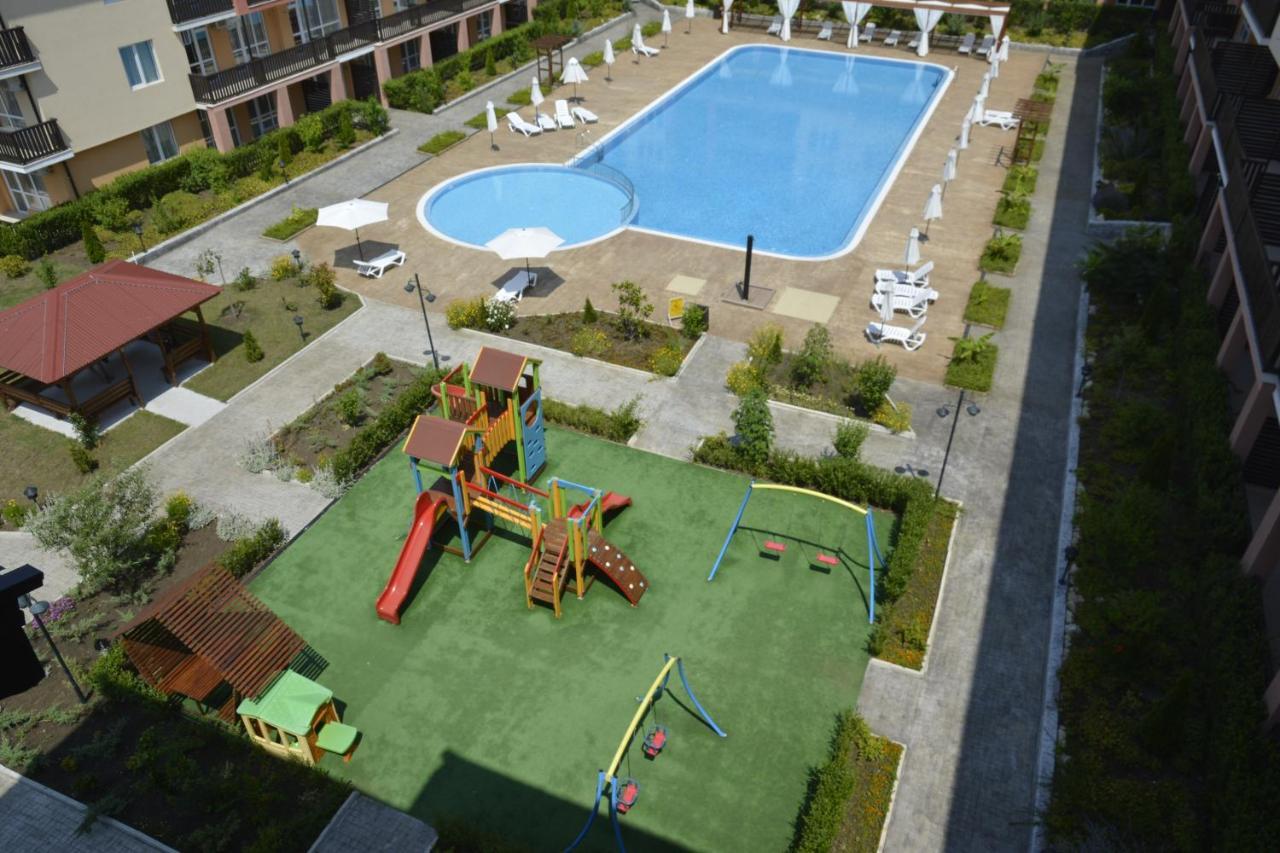 Apartcomplex Chateau Aheloy Exterior photo